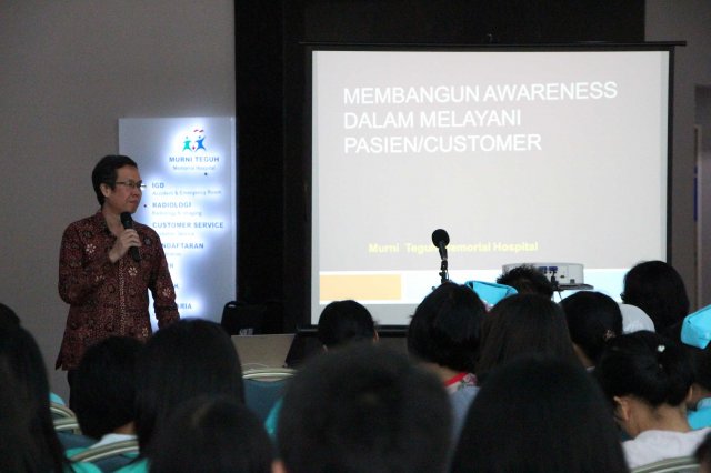 Seminar Membangun Awareness Dalam Melayani Pasien