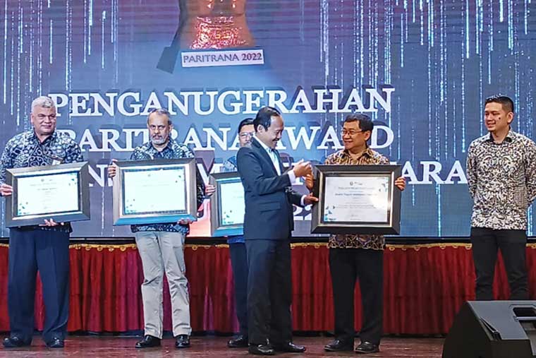 Penghargaan Juara I Paritrana Award Bidang Badan Usaha Sektor Layanan Publik